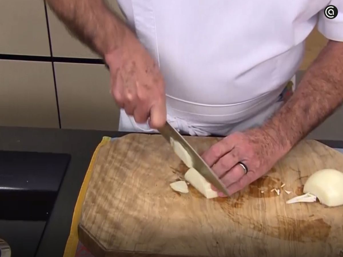 Pelamos la segunda cebolla que servirá para dar consistencia al guiso.