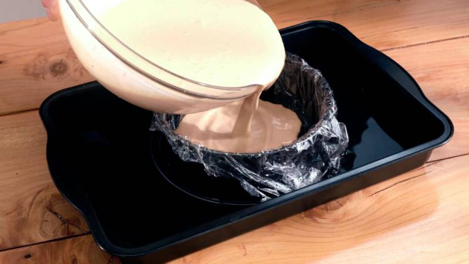 Agrega la mezcla a un bol Receta de pastel de cabracho paso 5