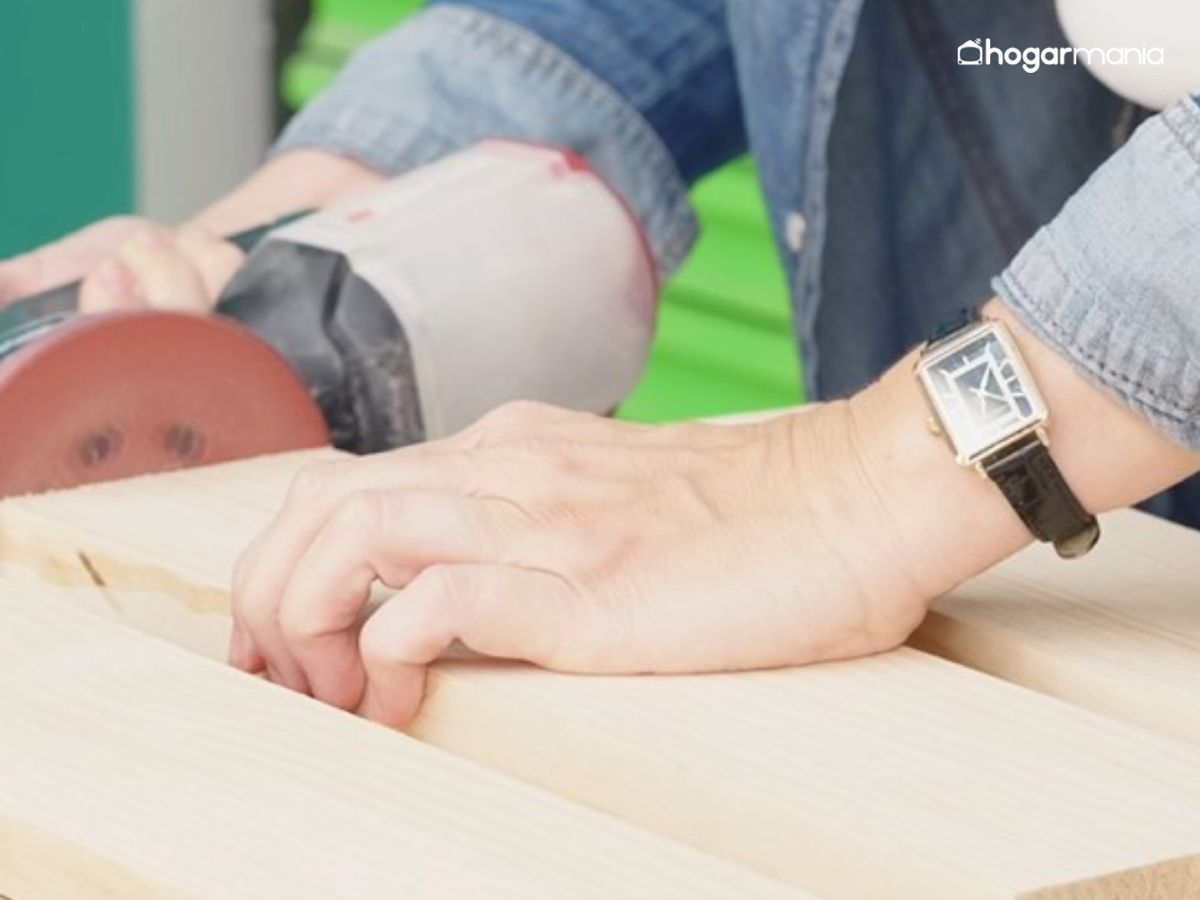 Un buen lijado mejora el acabado y facilita el ensamblaje.