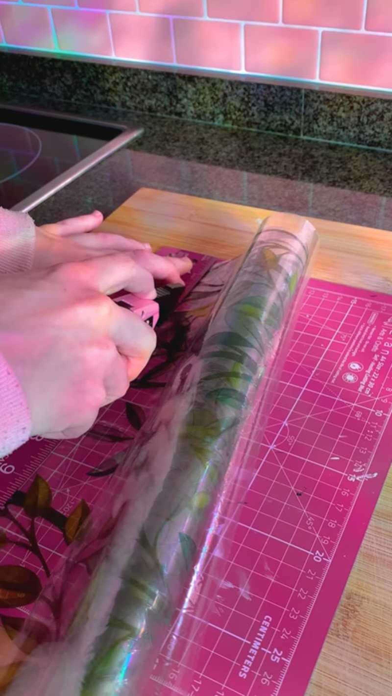 Cortar los vinilos holográficos que harán de marco del diseño principal. Cortar los vinilos holográficos que harán de marco del diseño principal.