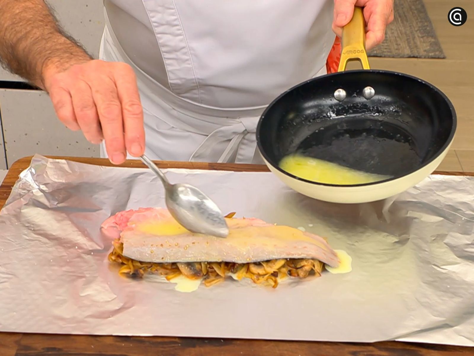 Añade por encima una mezcla de mantequilla fundida y el zumo de un limón