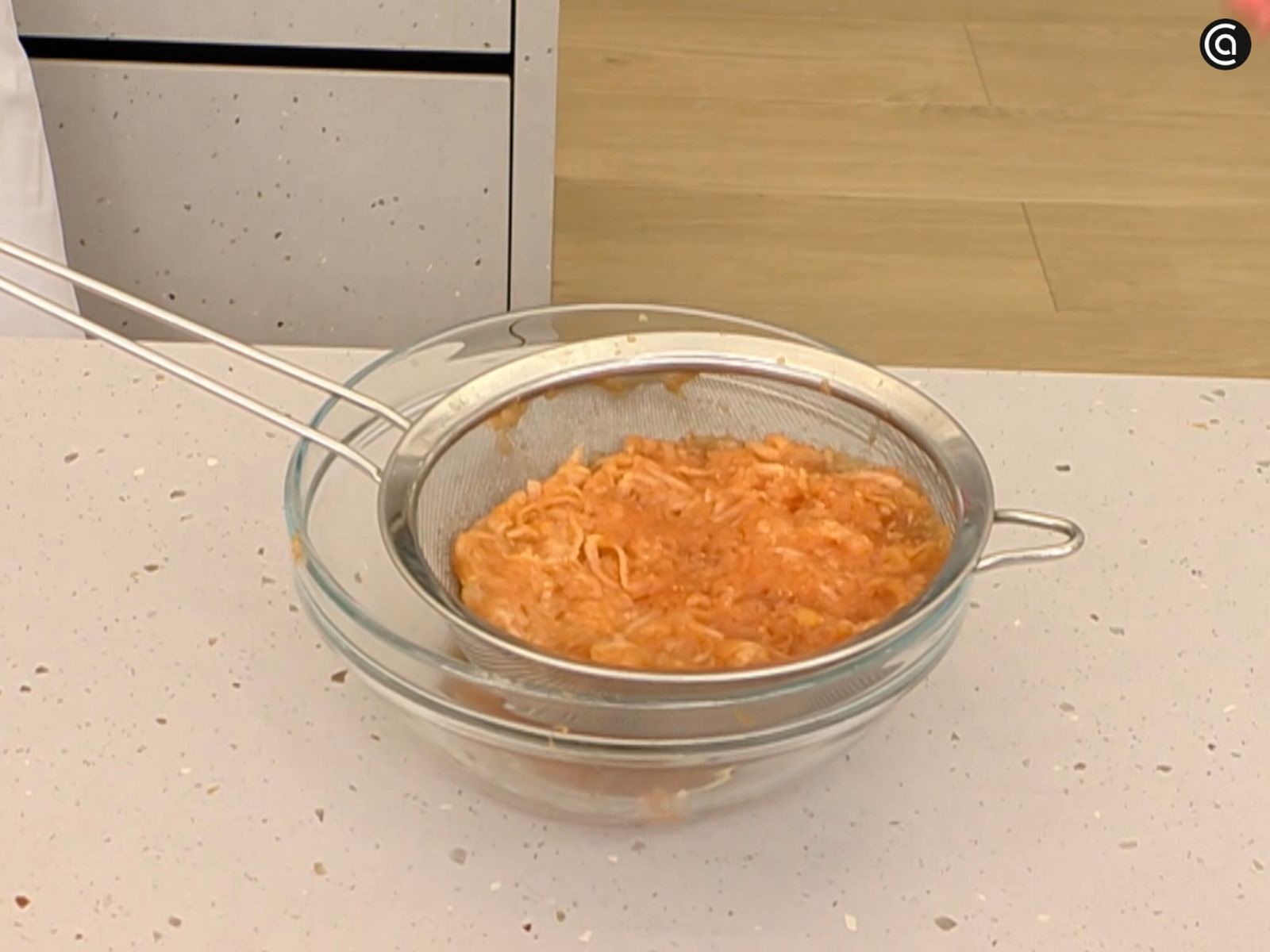 Pela las peras, pásalas por el rallador y escúrrelas