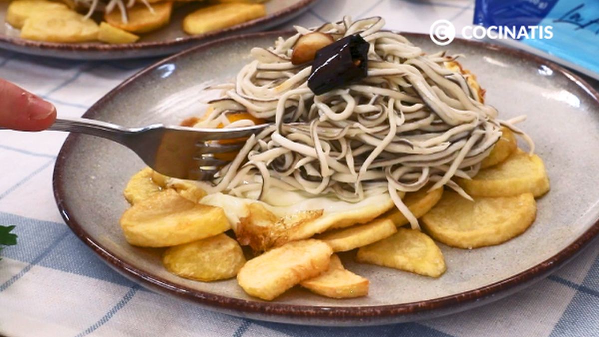 receta huevos rotos con gulas paso 4
