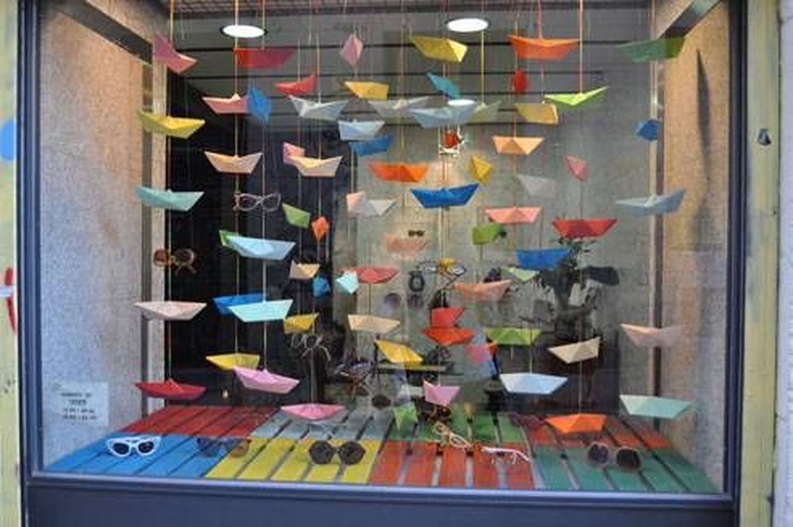 decorar escaparate primavera barcos papel decorar escaparate primavera barcos papel