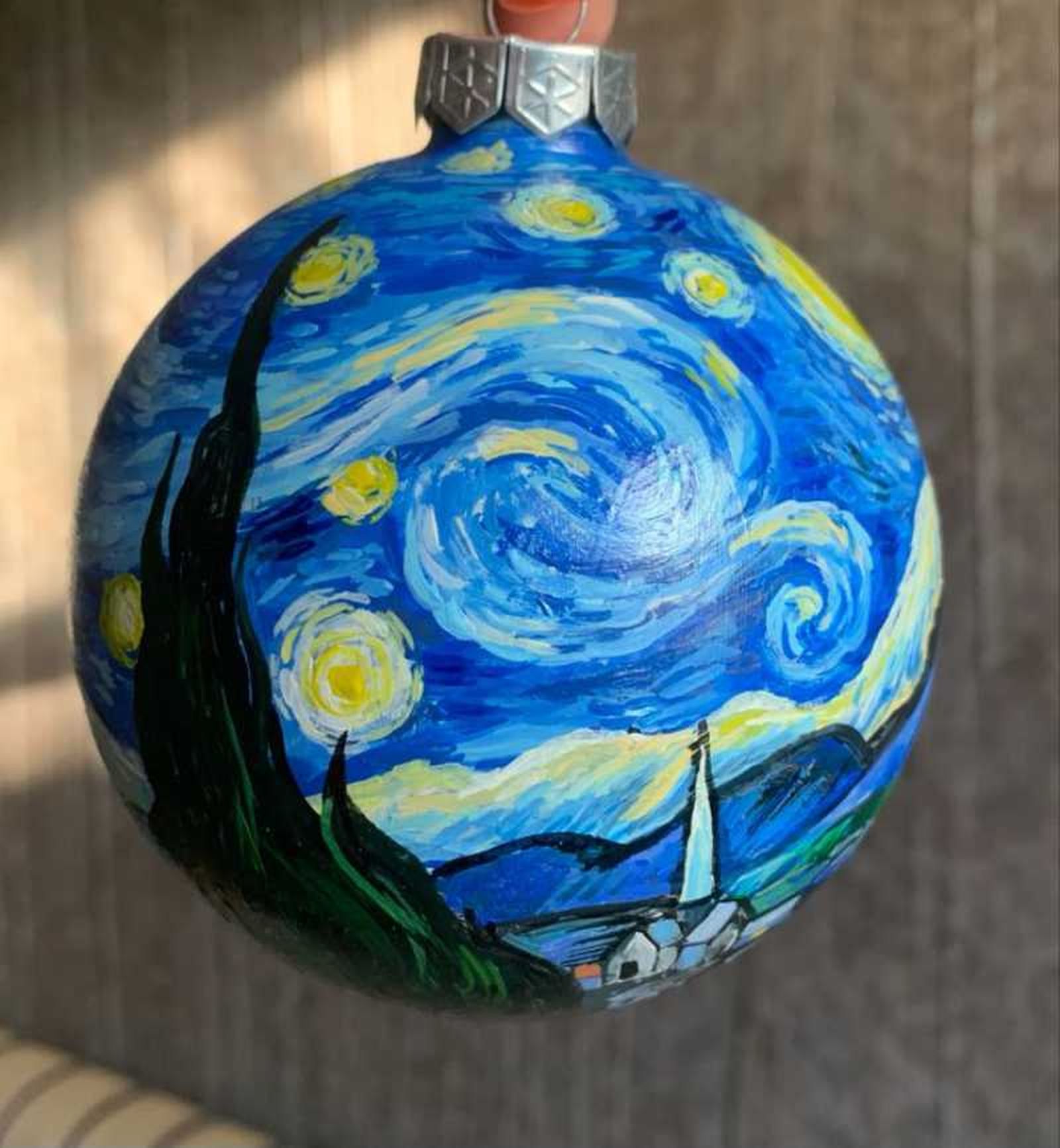 Bola de Navidad con La noche estrellada de Van Gogh. / Pinterest MyPittura Bola de Navidad con La noche estrellada de Van Gogh. / Pinterest MyPittura