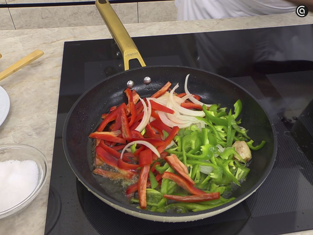 Pocha las verduras cortadas en juliana
