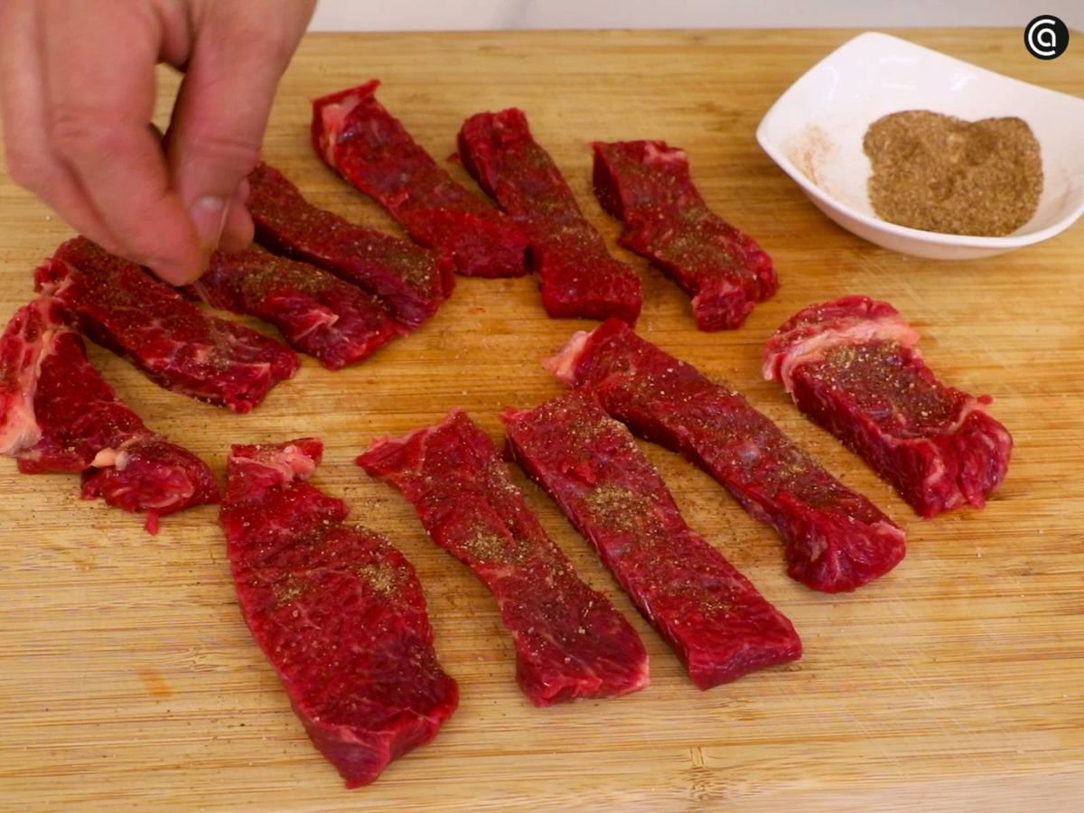 Sazona la carne con la mezcla de especias