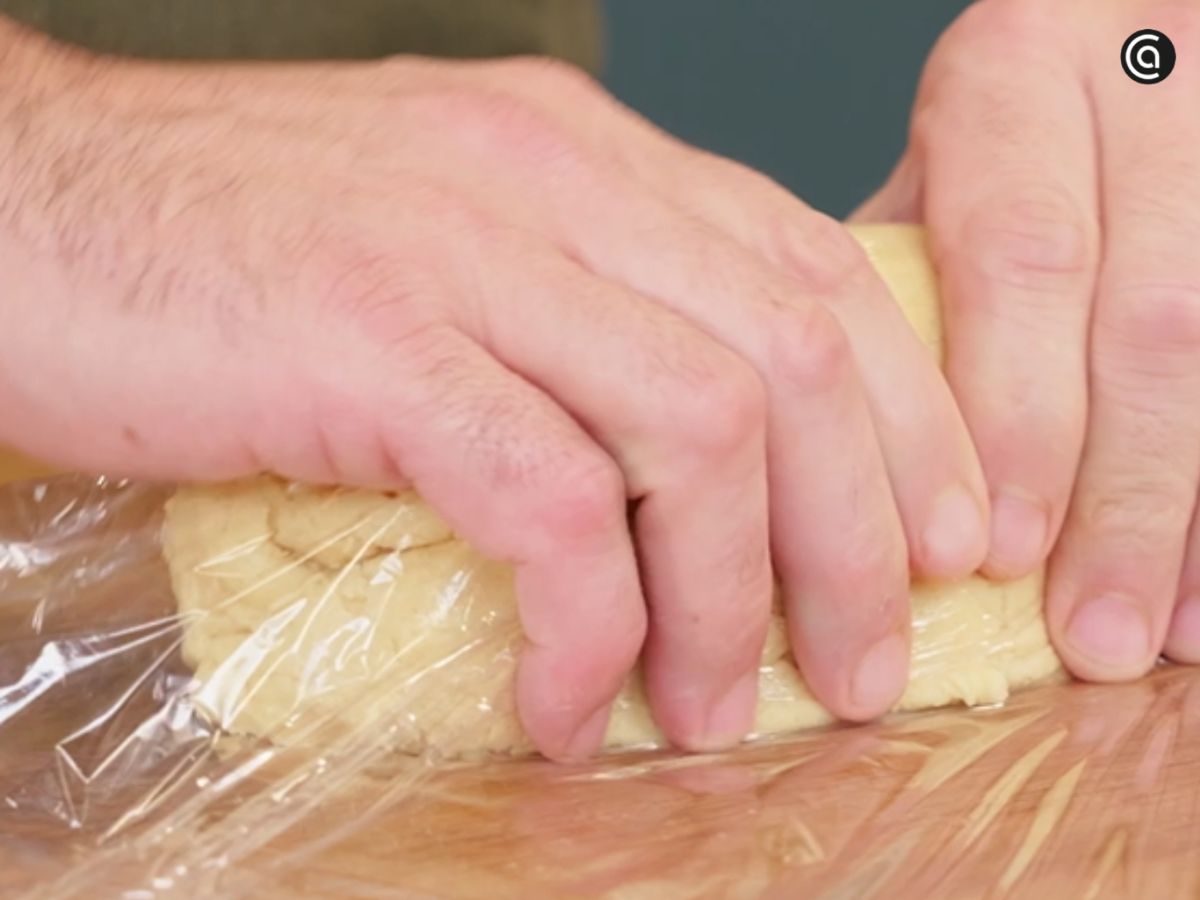 Una vez lista la masa, se enrolla en papel film para evitar que se seque y se deja reposar en la nevera hasta el día siguiente.