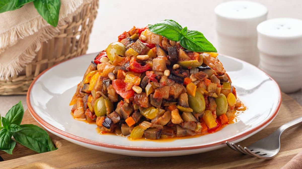 La caponata siciliana es un plato que celebra la riqueza de la huerta mediterránea.