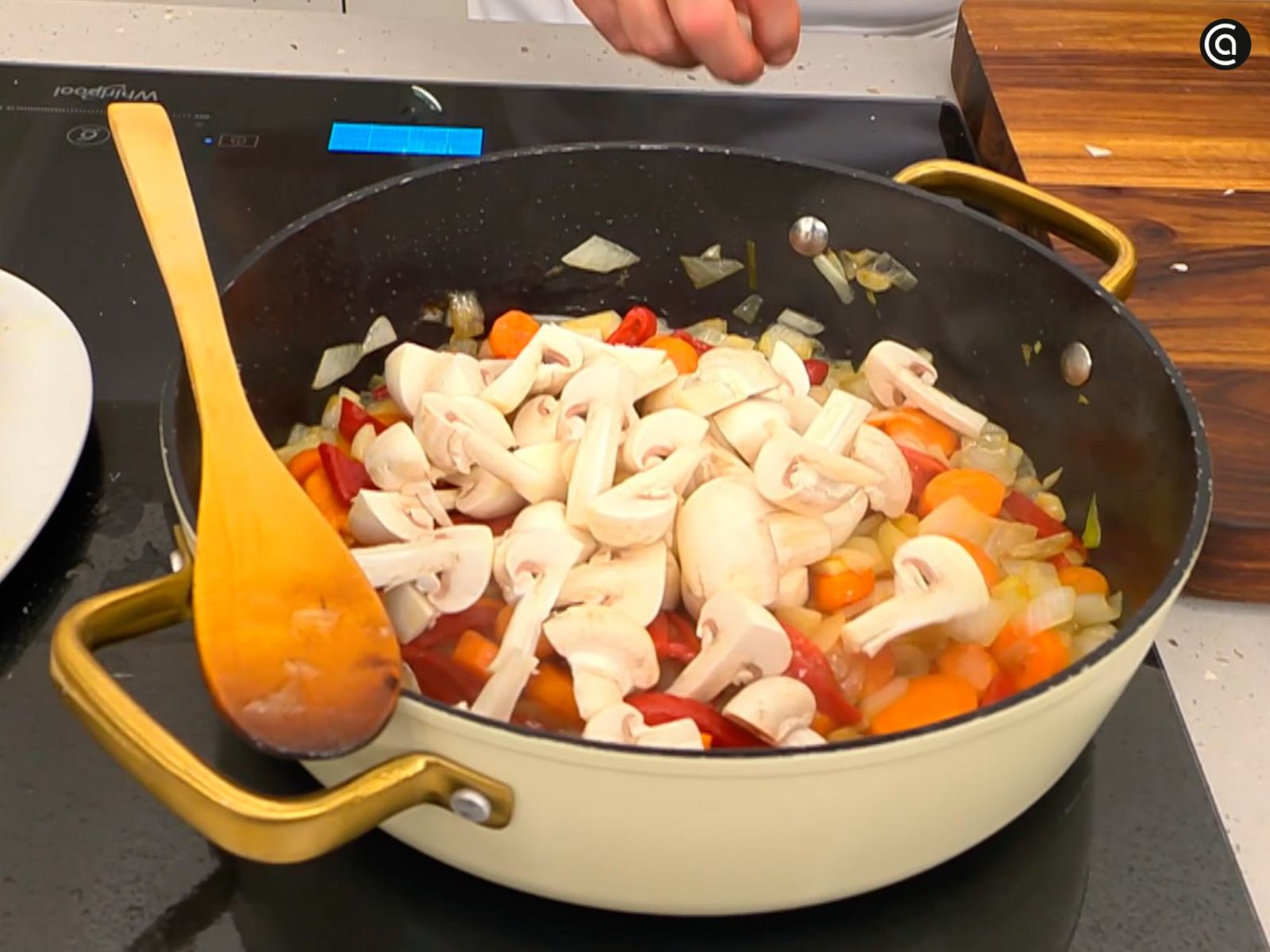 Incorpora los pimientos y los champiñones a la preparación