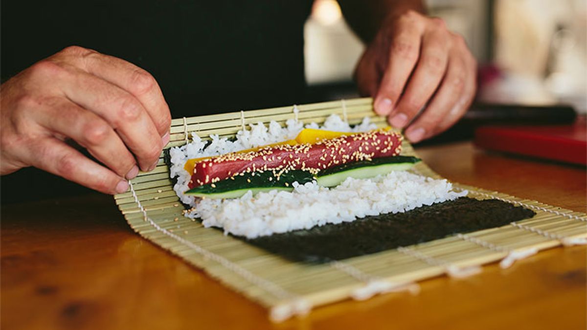 como hacer sushi japones en casa estrilla bambu makisu