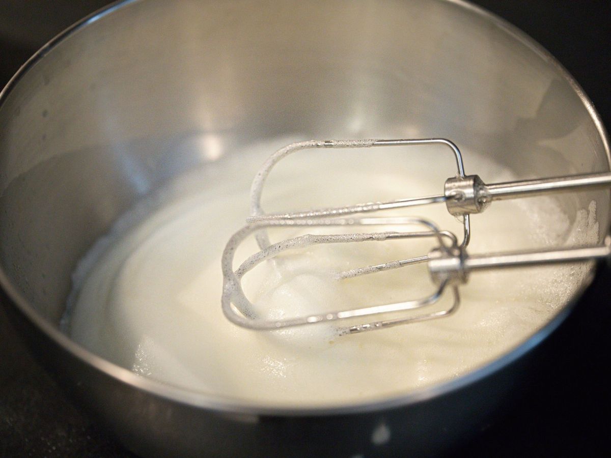 Para hacer merengue suizo, las claras y el azúcar se calientan primero al baño maría