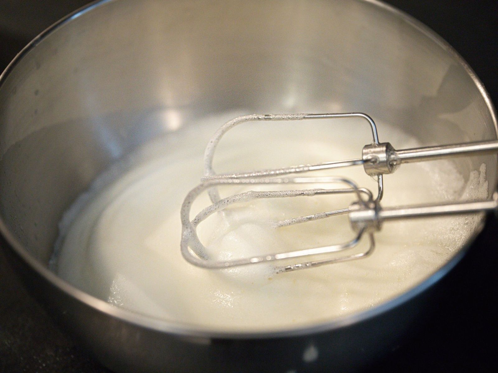 Para hacer merengue suizo, las claras y el azúcar se calientan primero al baño maría