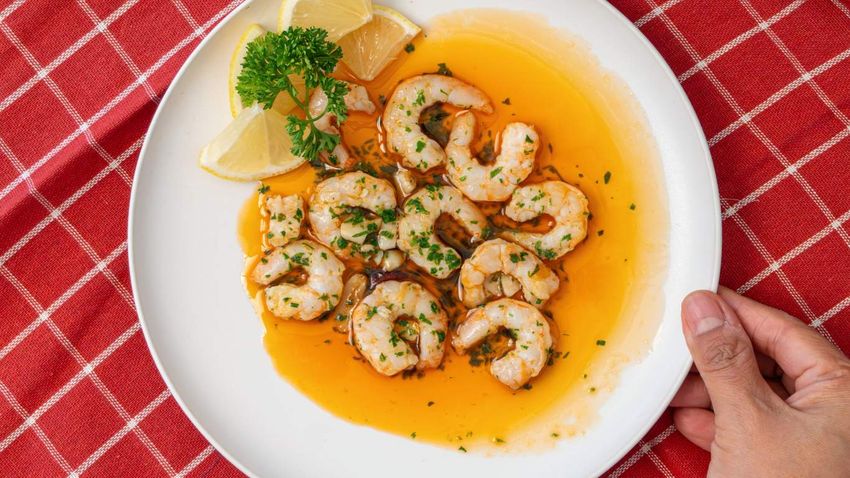 Gambas al ajillo en freidora de aire, el aperitivo caliente mientras se hace la comida