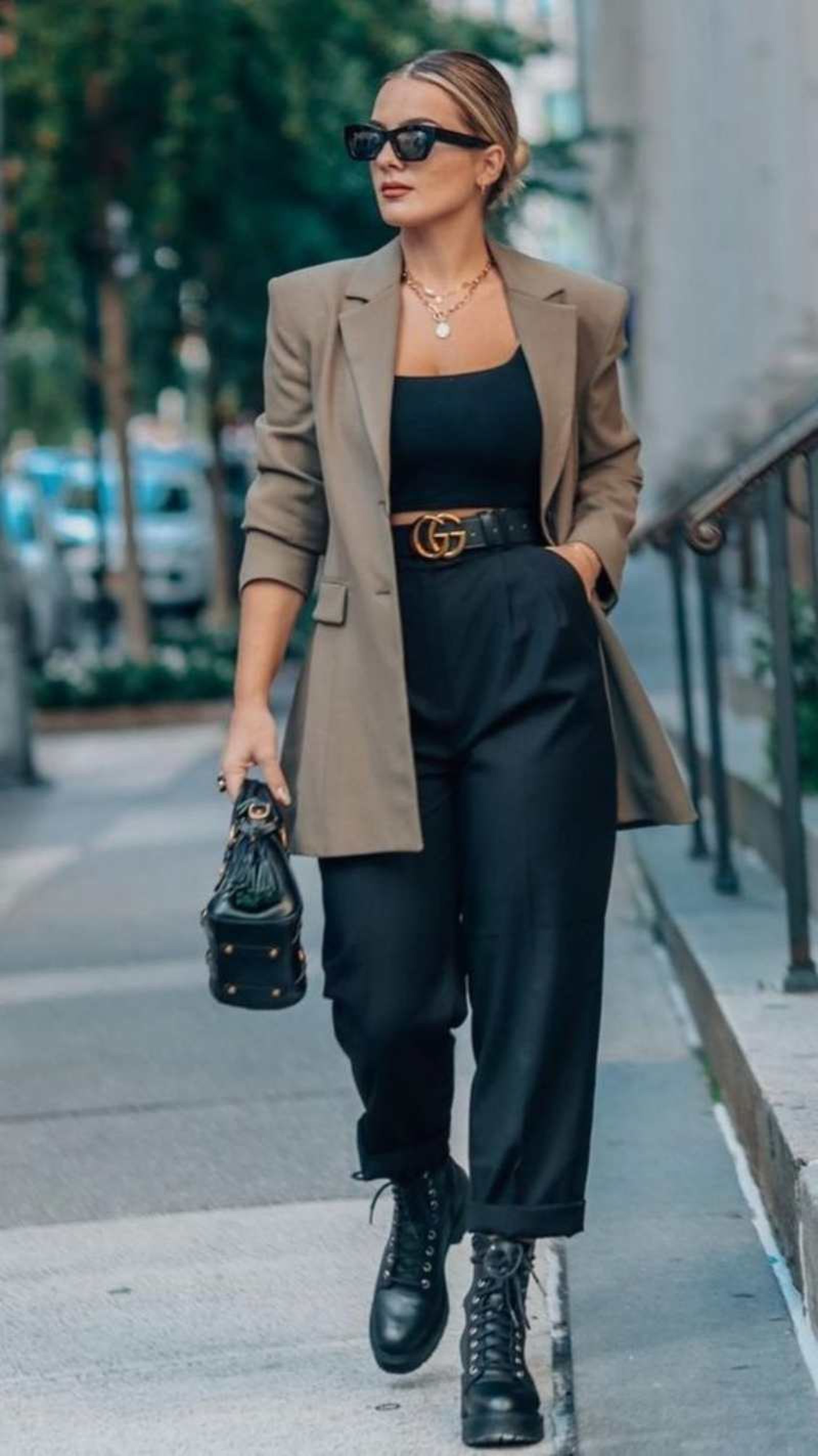 Botas militares con pantalón de traje Botas militares con pantalón de traje