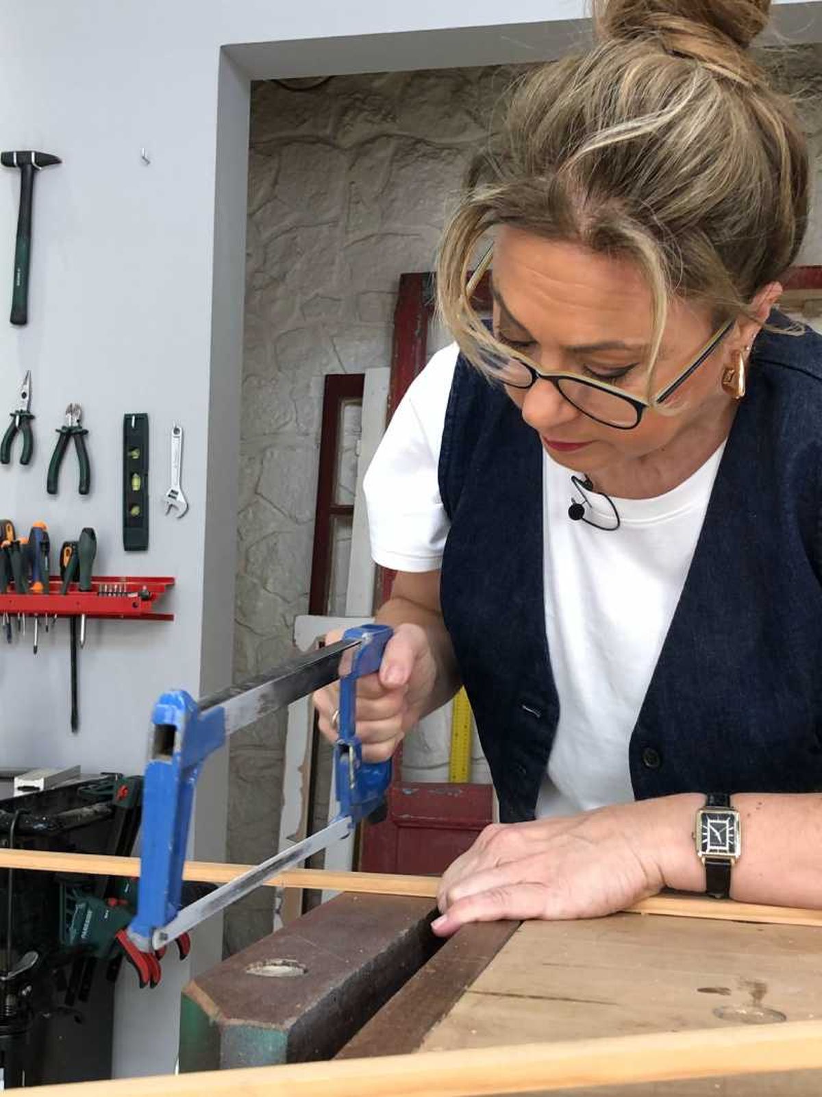 Yolanda Alzola cortando los listones para el marco de la televisión.