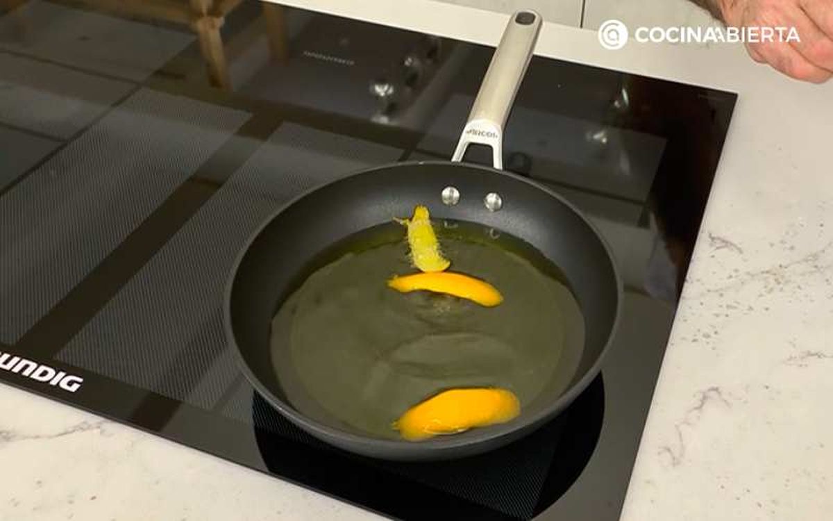 Calienta el aceite con cáscara de naranja