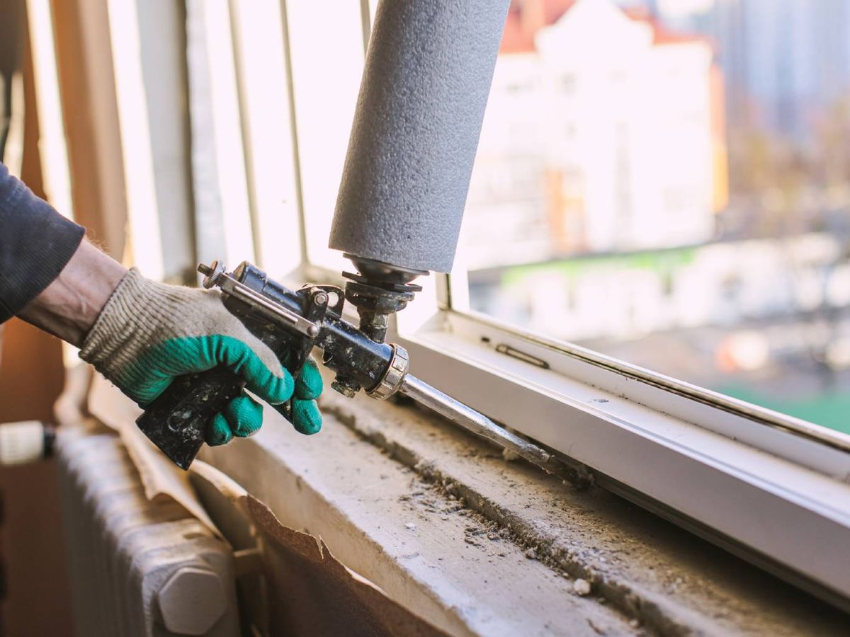 La espuma de poliuretano es un producto expandible que se utiliza para sellar, aislar o rellenar huecos.