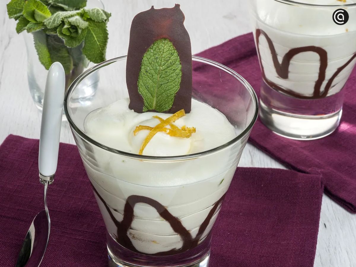 Un postre cremoso con contraste dulce-ácido y decoración de menta y chocolate.
