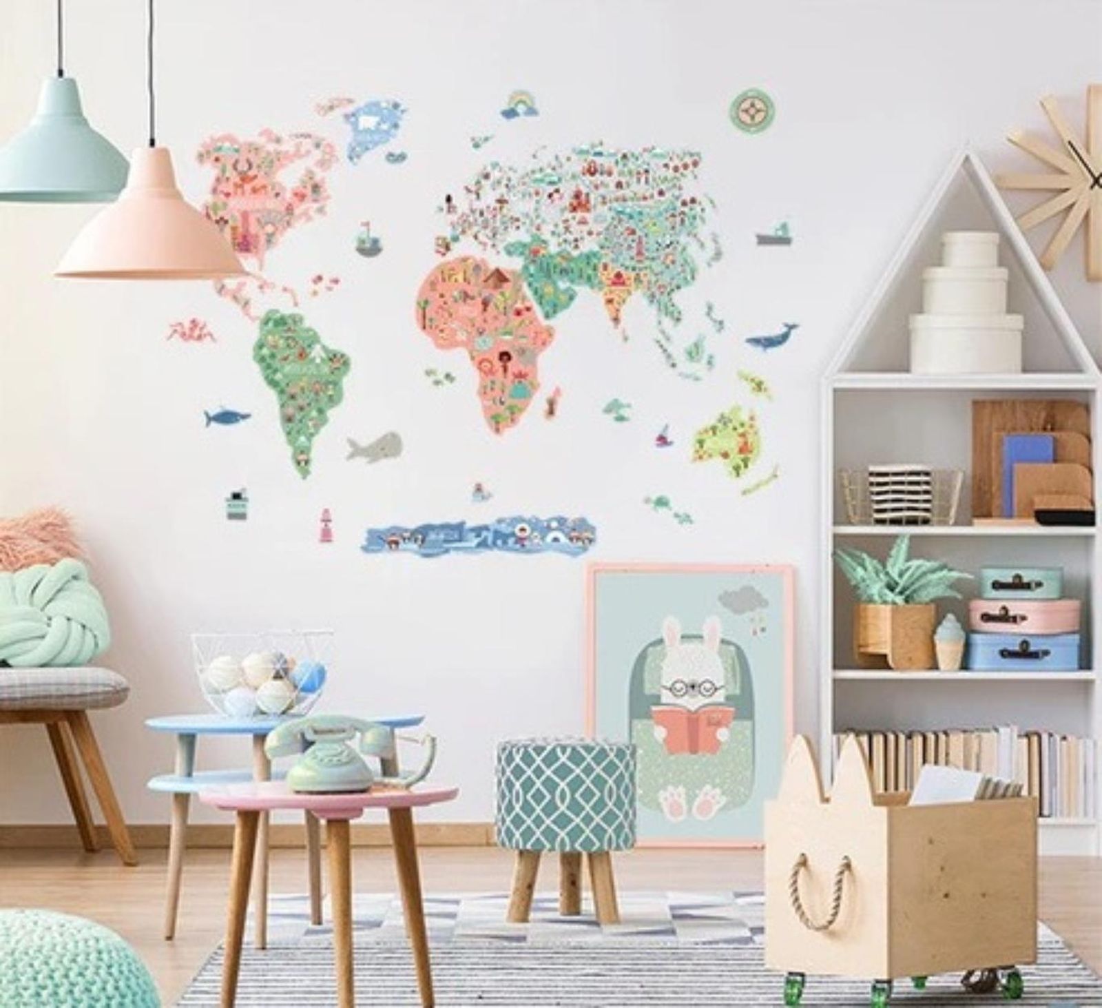 Zona de juegos infantil con vinilo de mapa en la pared. Zona de juegos infantil con vinilo de mapa en la pared.