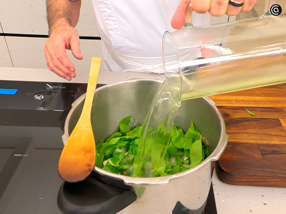 Cocina las hortalizas en olla rápida con el caldo