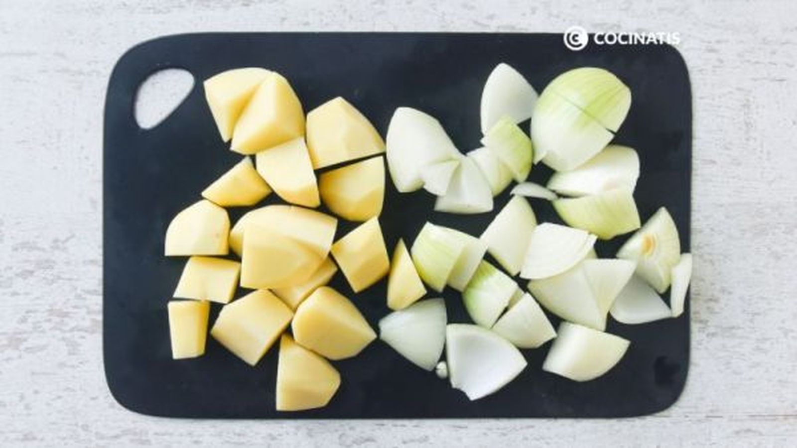 Cortamos las patatas y la cebolla Cortamos las patatas y la cebolla