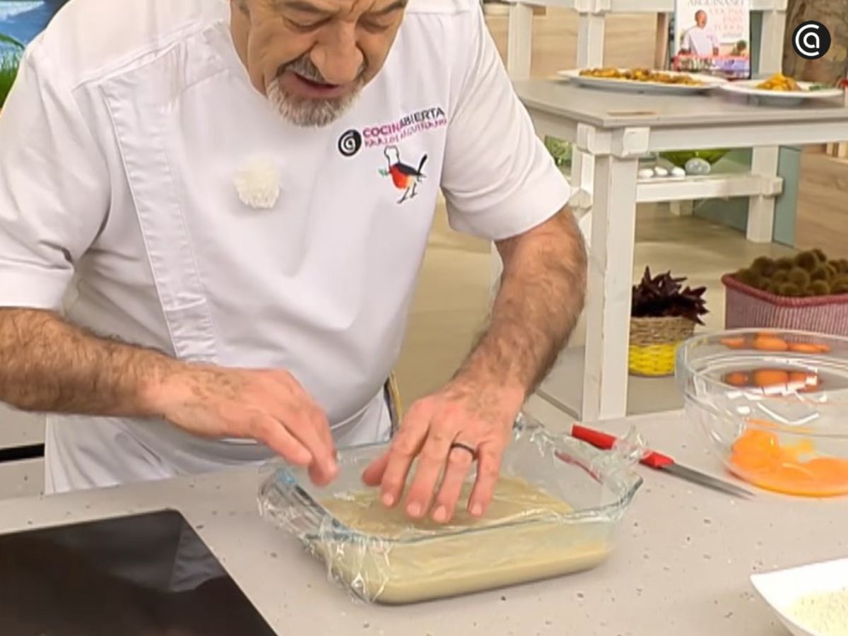 La crema de horchata se enfría y reposa hasta quedar firme y compacta.