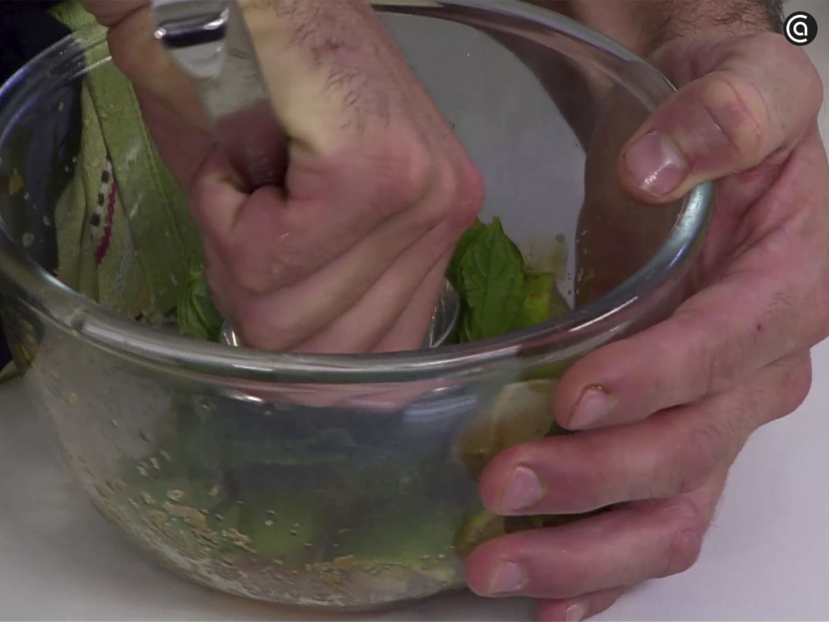 Machaca las limas con el azúcar y la hierbabuena