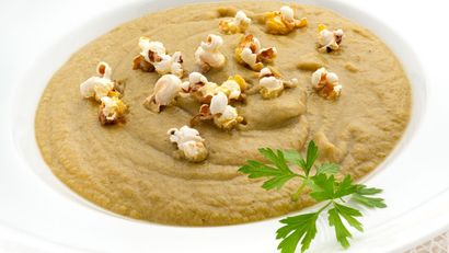 Crema de brócoli con palomitas de maíz