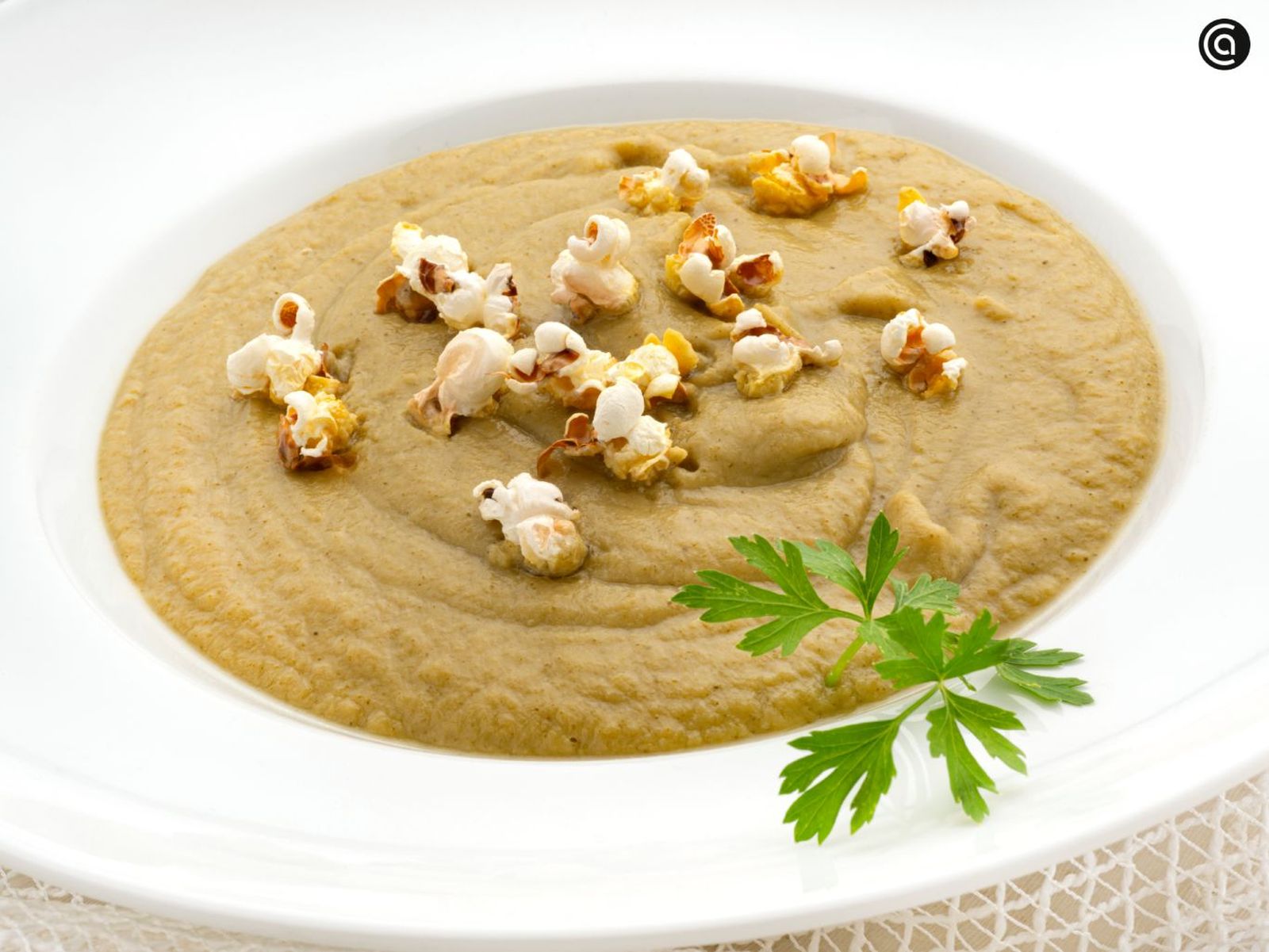 Crema de brócoli con palomitas de maíz
