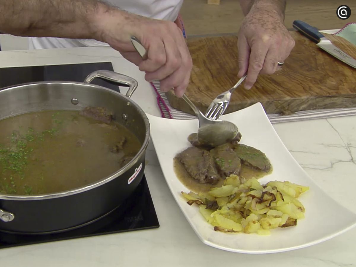 Sirve las carrilleras de ternera con patatas a lo pobre