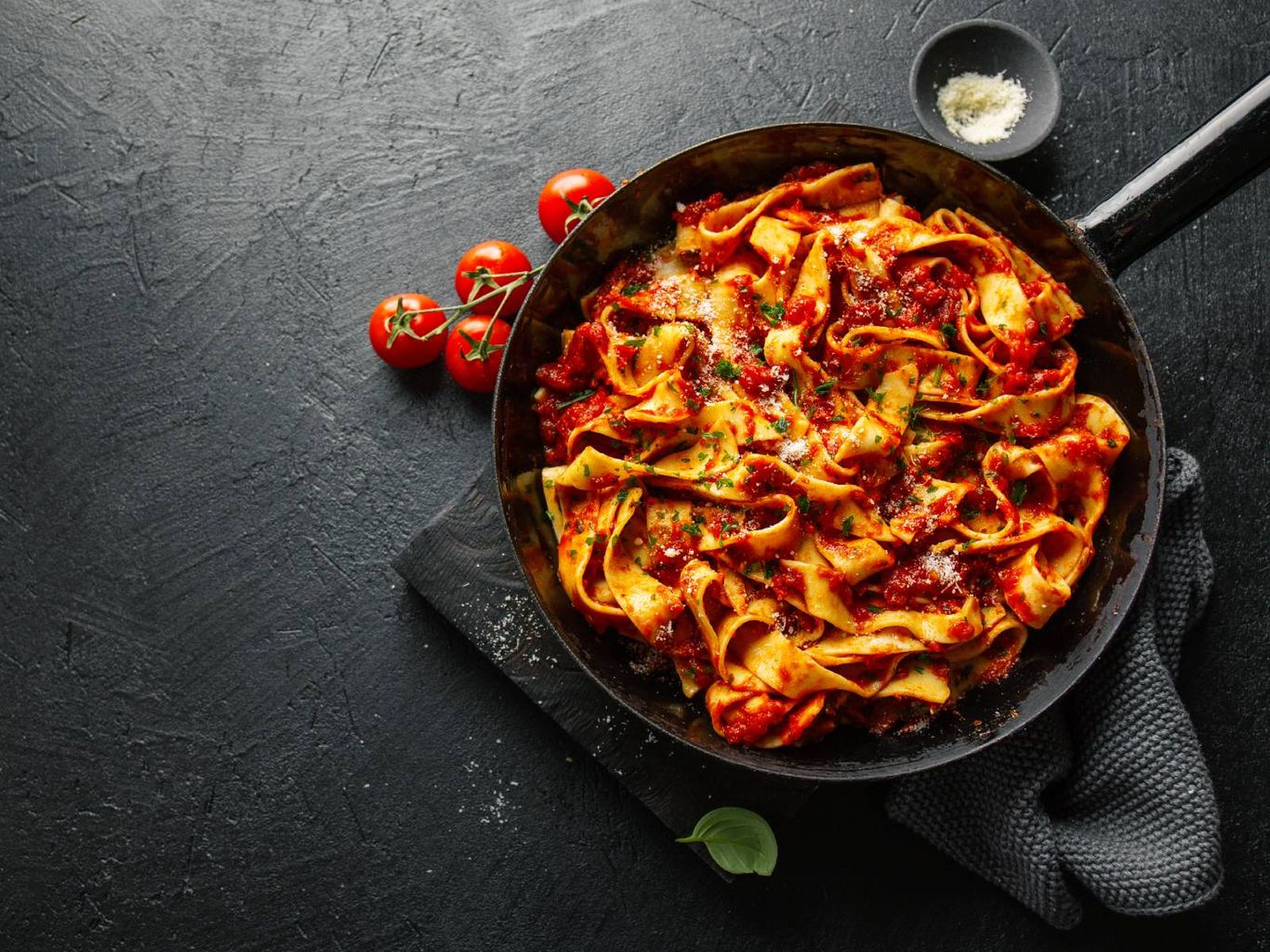 Tagliatelle con salsa boloñesa en sartén: una pasta larga y plana ideal para absorber salsas espesas. Tagliatelle con salsa boloñesa en sartén: una pasta larga y plana ideal para absorber salsas espesas.