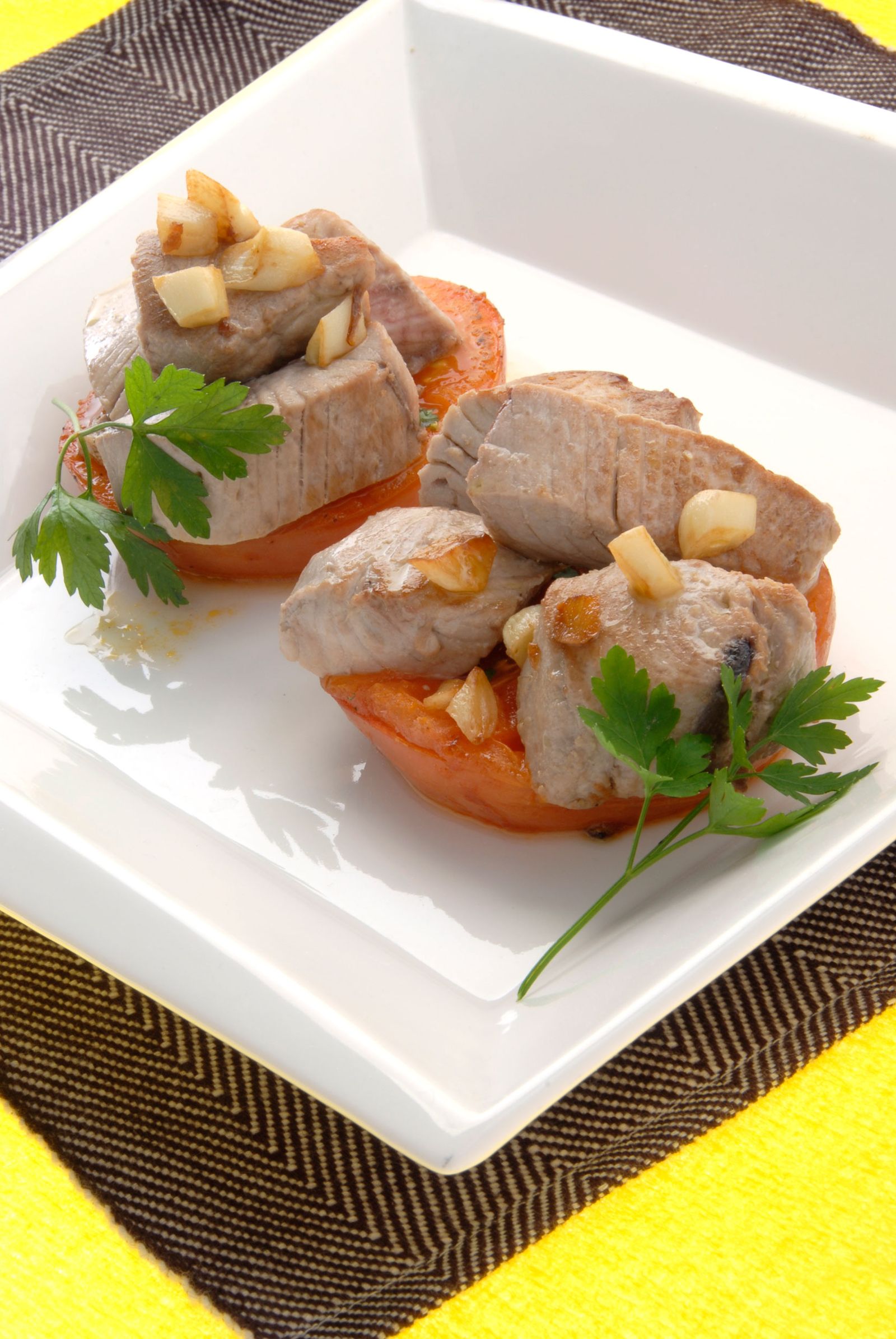 Atún al ajillo con tomate Atún al ajillo con tomate