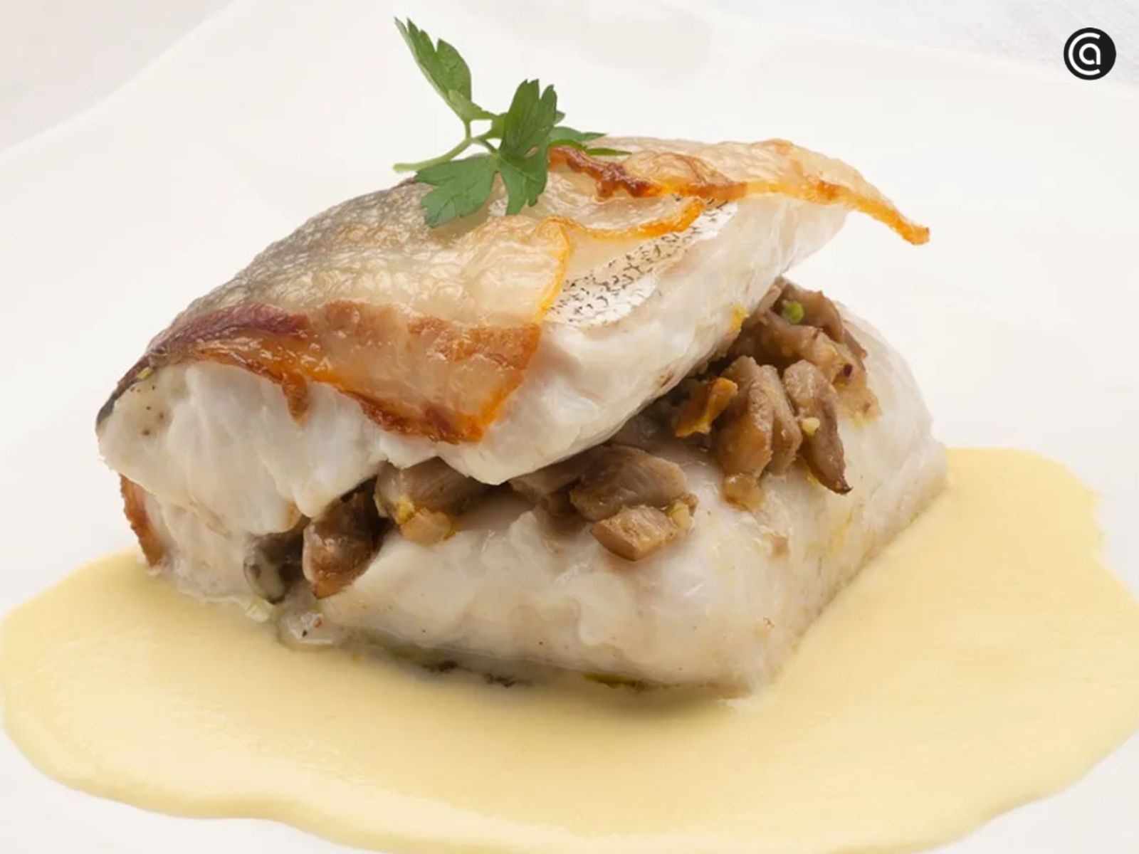 Merluza rellena de setas y pistachos, perfecta para una comida especial.