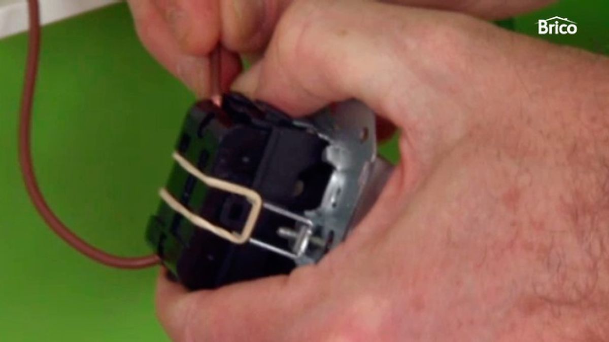 como conectar un interruptor simple paso 11