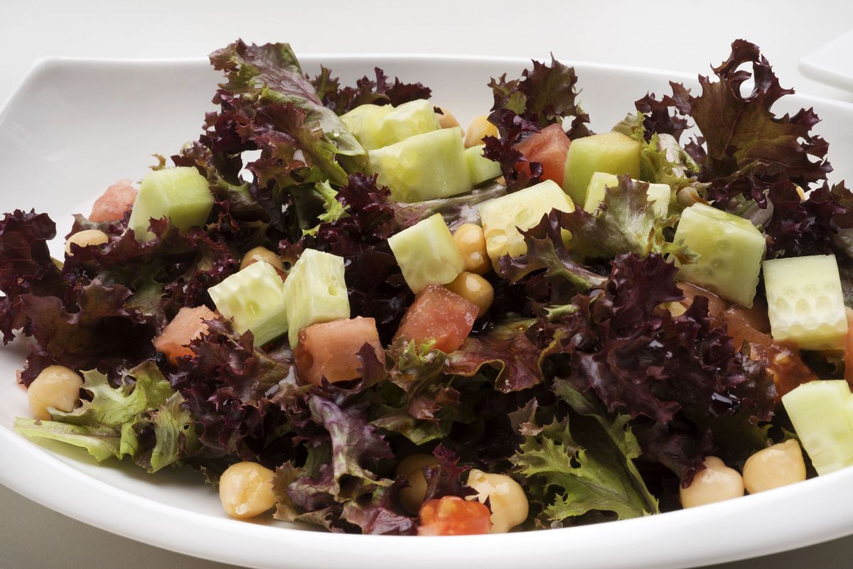 5869 2 Ensalada de garbanzos, pepino y tomate xl