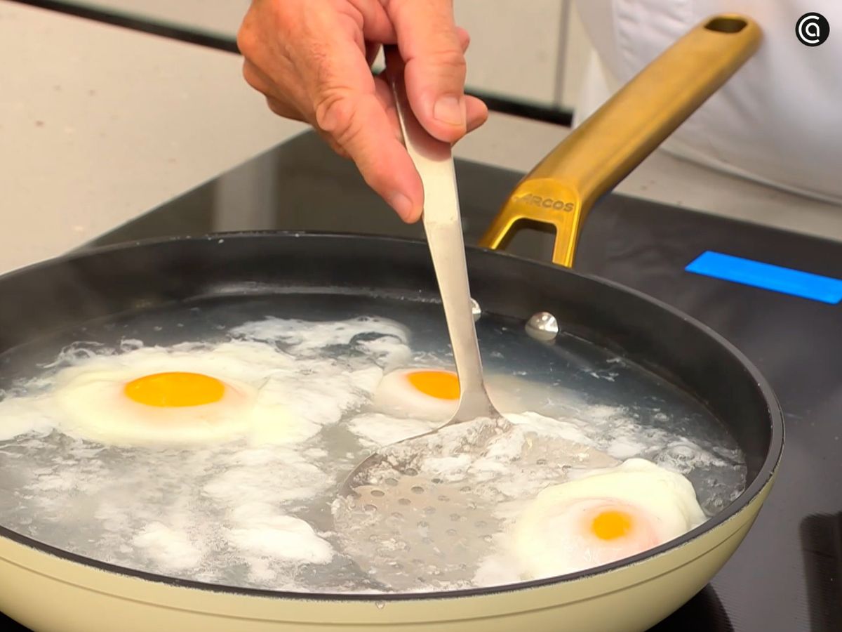 Cuece los huevos sin que cuaje la yema y resérvalos