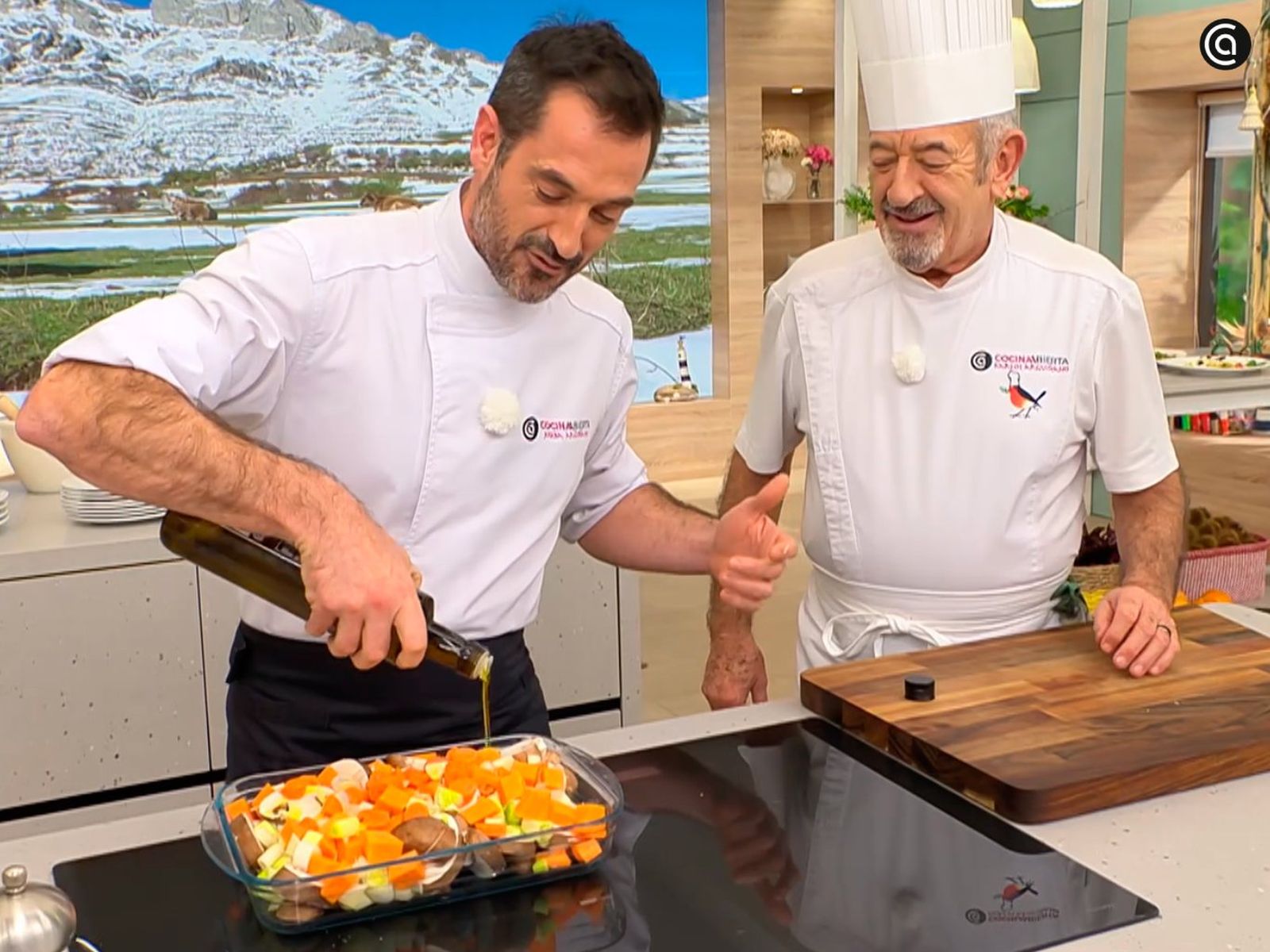 Coloca las hortalizas y las setas en una bandeja y cocínalas al horno