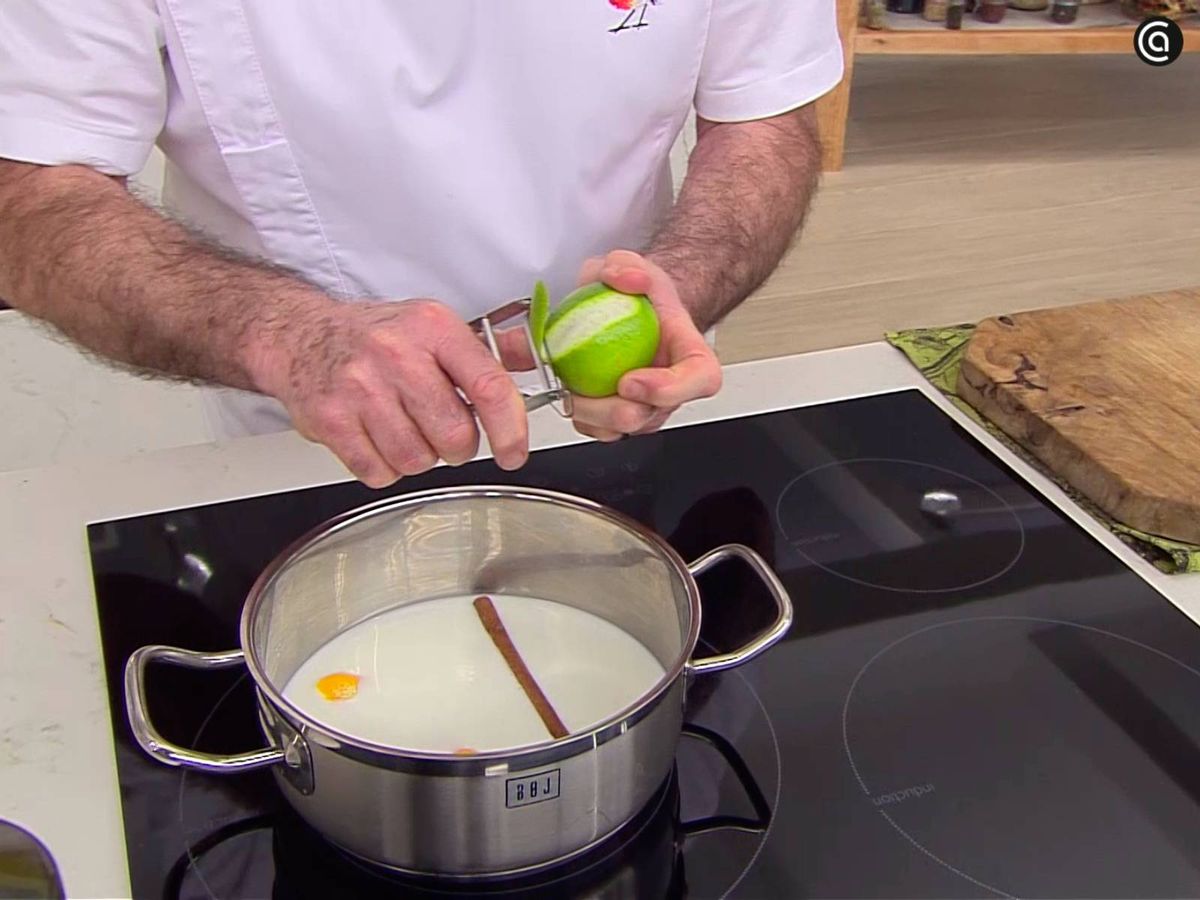 Añade un trozo de corteza de lima