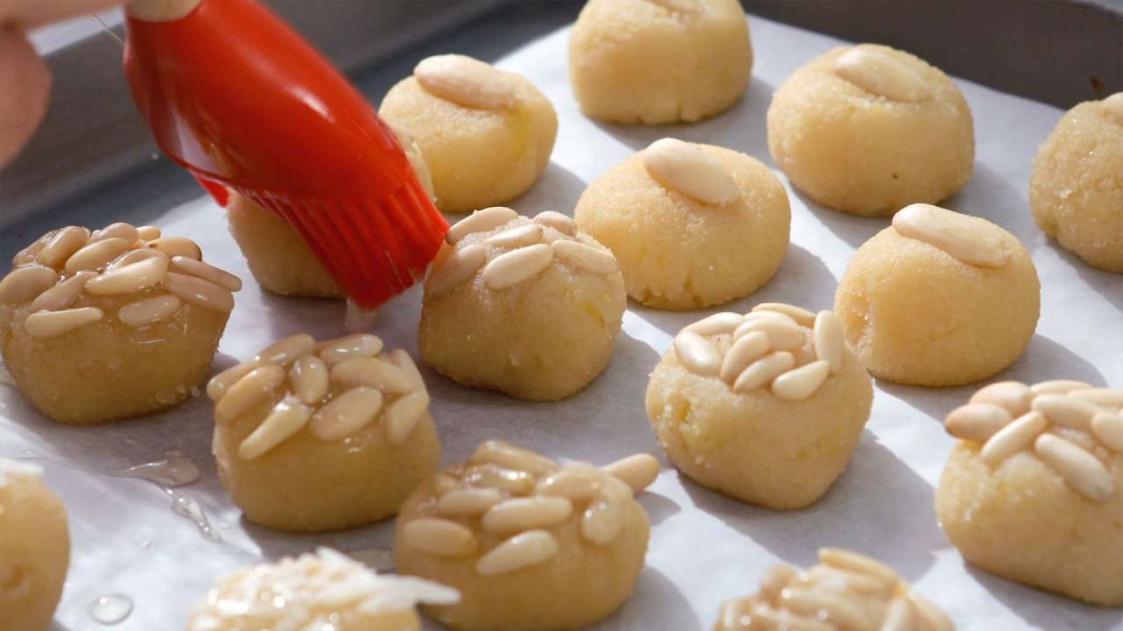 Pinta los panellets con clara de huevo Panellets caseros Paso 8