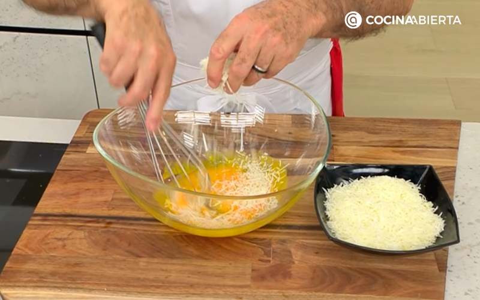 Mezcla las yemas de huevo con el queso pecorino Mezcla las yemas de huevo con el queso pecorino