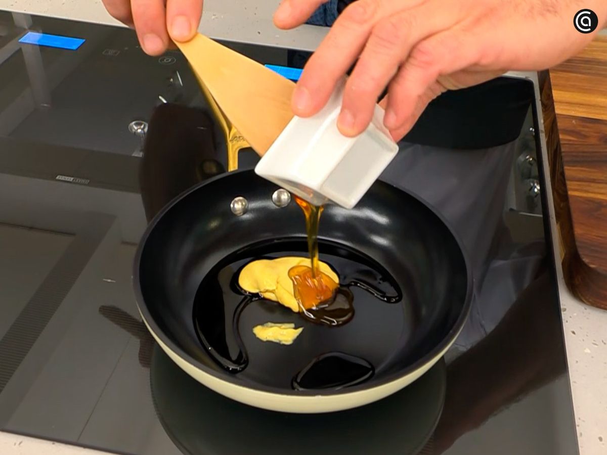 Calienta la salsa de soja, la mostaza y la miel hasta que se integren