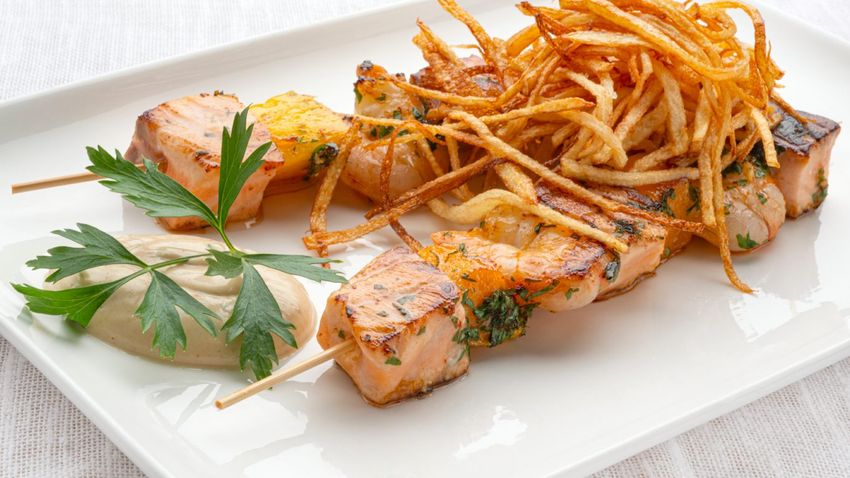 Brochetas de salmón, langostino y mango, receta de Joseba Arguiñano