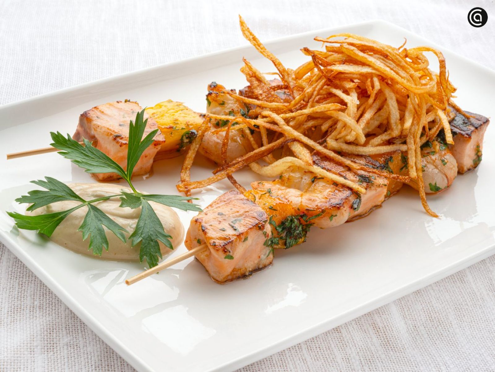 Brochetas de salmón, langostino y mango, receta de Joseba Arguiñano