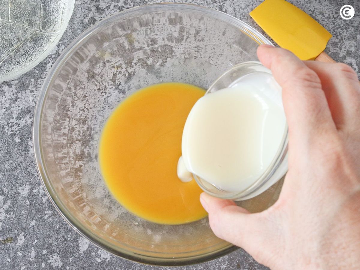 Mezclar el jugo de maracuyá con la leche condensada para el mousse