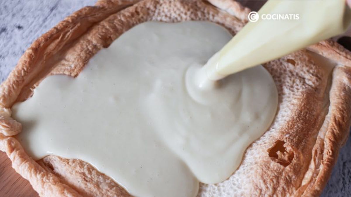 Repartimos la crema pastelera sobre el hojaldre