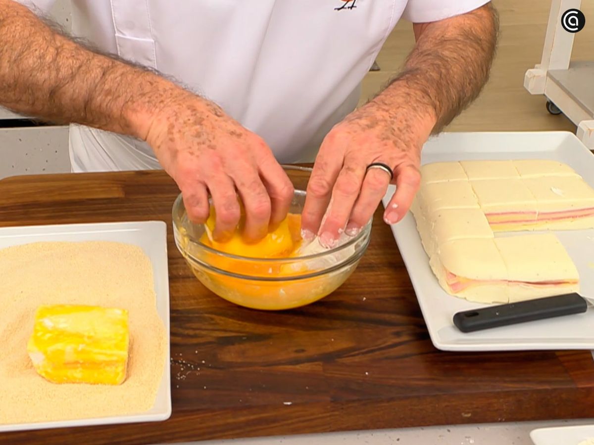 Pasa los dados por harina, huevo batido y pan rallado, y fríelos