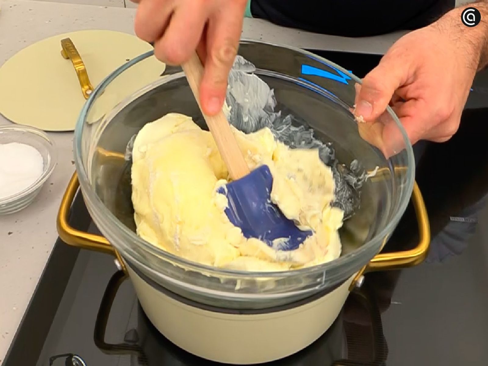 Fundir los quesos al baño maría