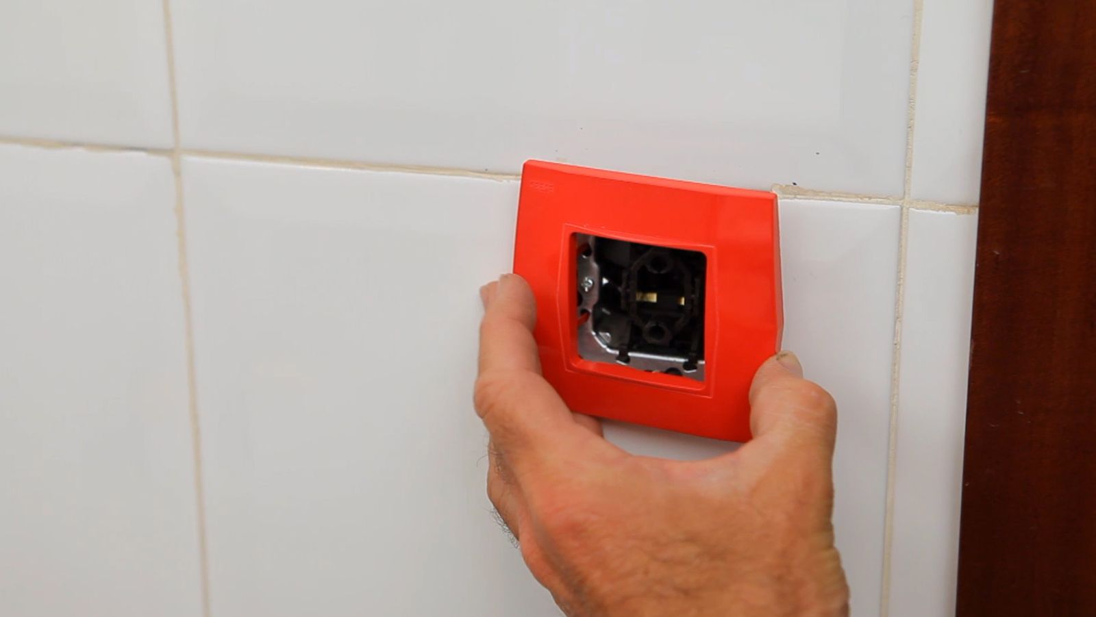 Pintar mecanismos eléctricos paso 7 Pintar mecanismos eléctricos paso 7