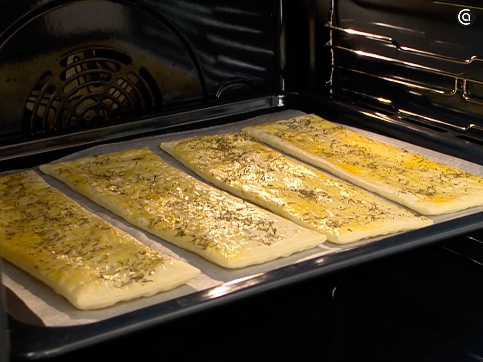 Cubre el hojaldre con huevo batido y hornéalo